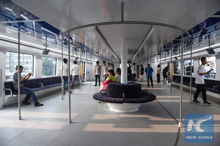 أخيرا الصين تطلق حافلة معلقة تمر فوق السيارات Bus (2)