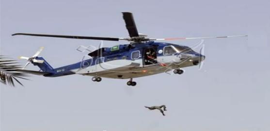 سقوط عسكري سعودي من هليكوبتر أثناء استعراض