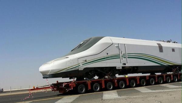 شاهد صور حمل قطار الحرمين من جدة صوب المدينة المنورة