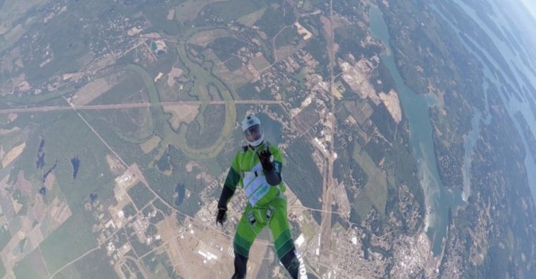 أول رجل يقفز على ارتفاع 7 كيلومتر دون مظلة (فيديو) Jumping