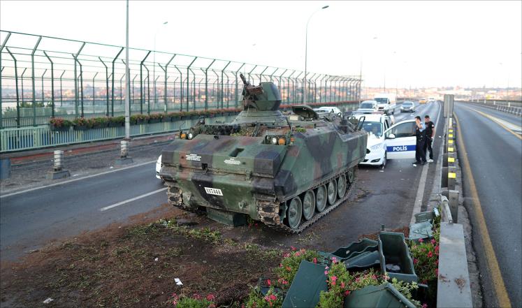 السلطات التركية تعلن فشل الانقلاب وتعتقل مئات العسكريين