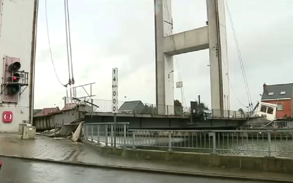 بالفيديو انهيار جسر ضخم يشل جزئيا حركة المرور بالعاصمة بروكسل