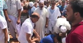 مدينة جزائرية تدفن موتاها بالغناء (بالفيديو)