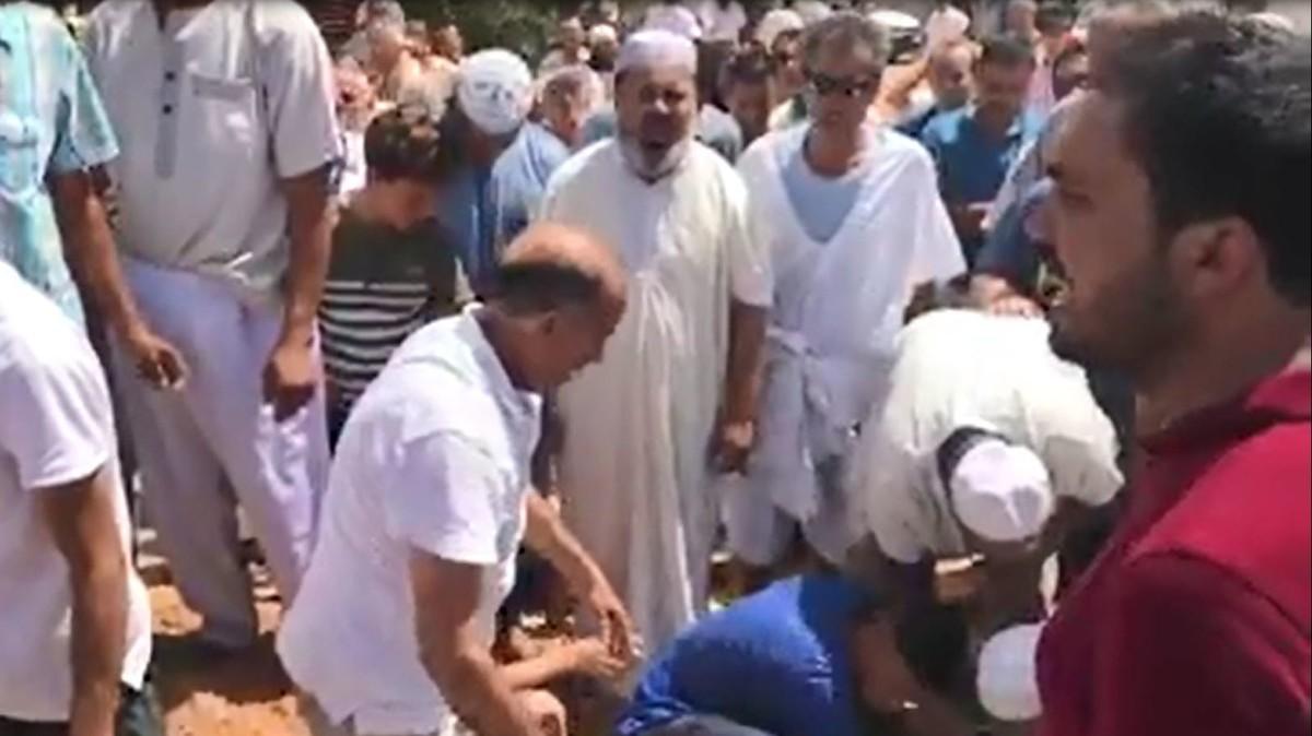 مدينة جزائرية تدفن موتاها بالغناء (بالفيديو)