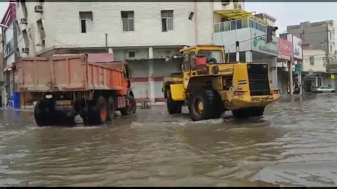بطريقة غريبة و طريفة عمال يكافحون الفيضانات! (فيديو)