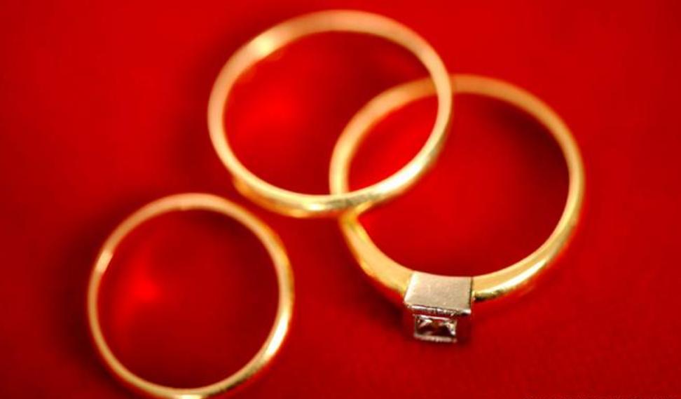 خاتم زواج قديم يحل لغزاً من الحرب العالمية الثانية