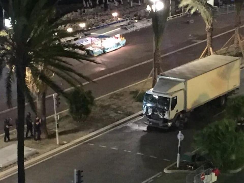 شاهد بالفيديو كيف دهست الشاحنة جمع من الناس في فرنسا
