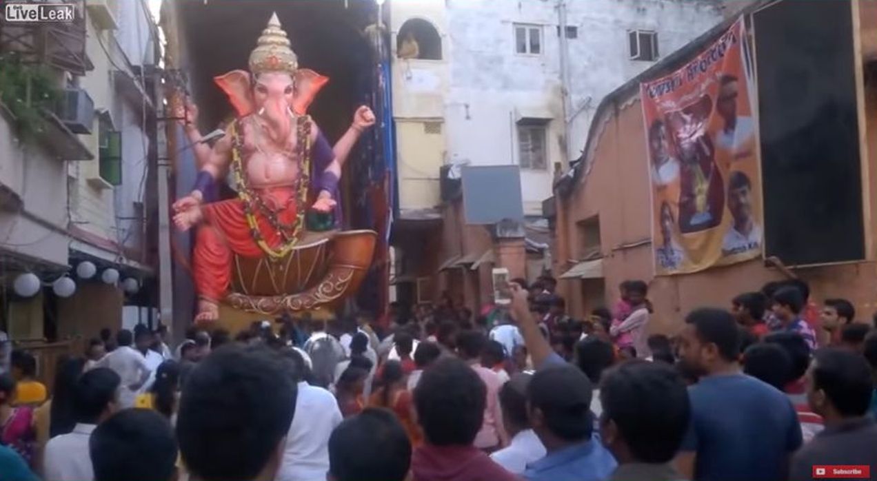 فيديو: لحظة سقوط تمثال ضخم يقدس بالهند