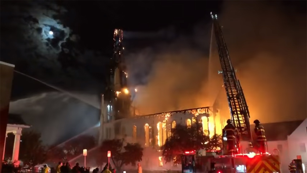 بالفيديو: صاعقة تحرق كنيسة في الولايات المتحدة!