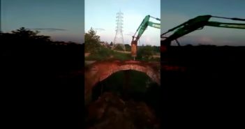 بالفيديو: عملية هدم جسر تنتهي بكارثة!