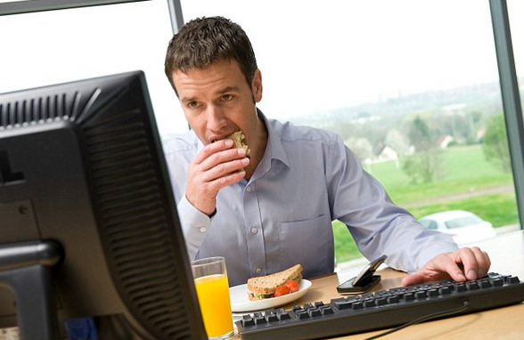 لماذا لا ينبغي الأكل أثناء العمل؟