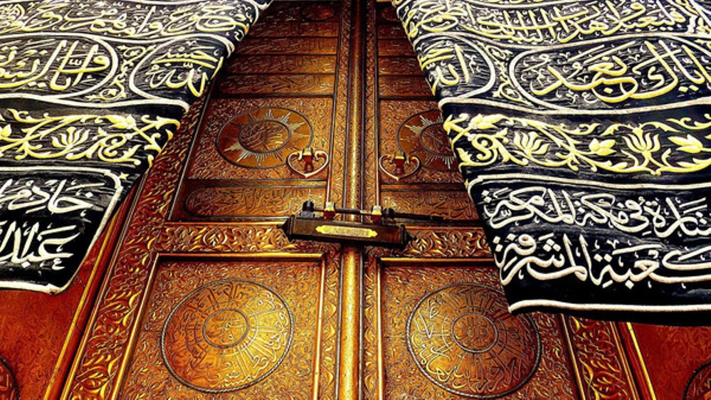هذا هو سر الروائح الزكية التي تنبعث من الكعبة المشرفة (فيديو) Holy Kaaba